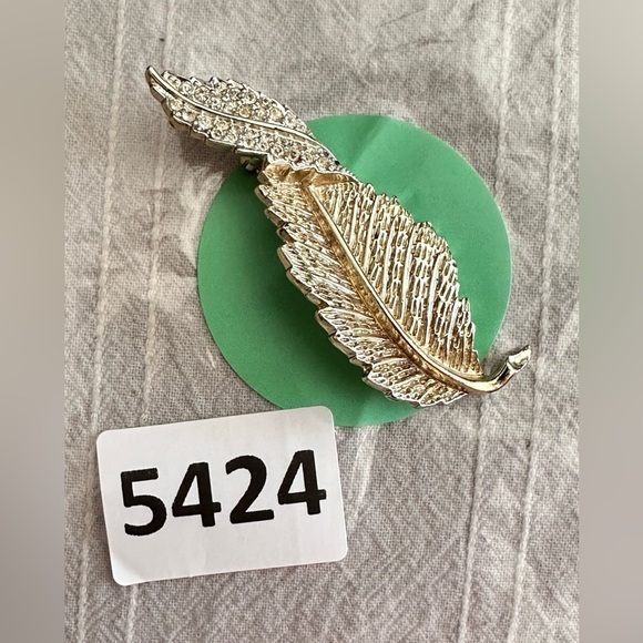 Vintage Sarah Coventry Brooch Signed Rhinestone Gold Tone Leaf  Pin 5424 G - Picture 10 of 10
